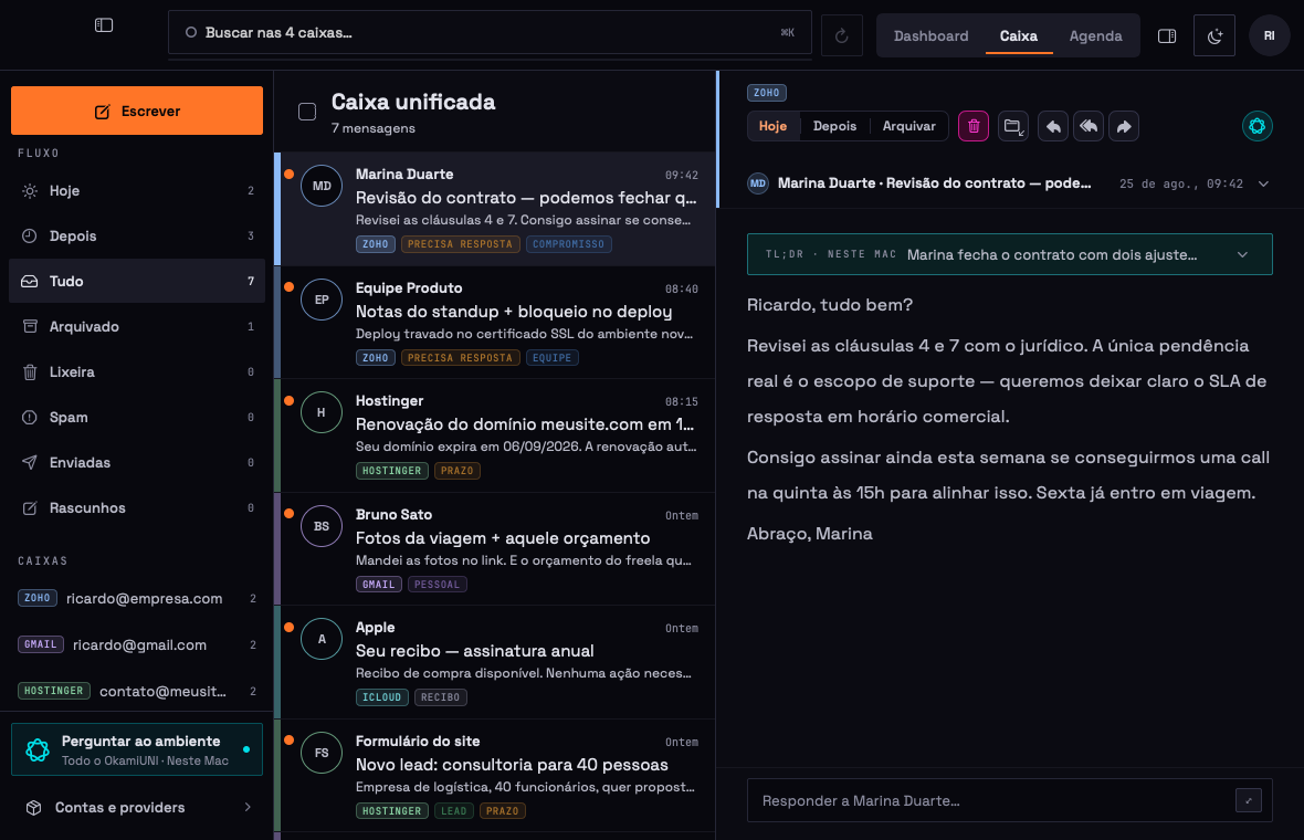 OkamiUNI no tema escuro: contas, lista unificada de mensagens e leitor de email com resumo de IA.